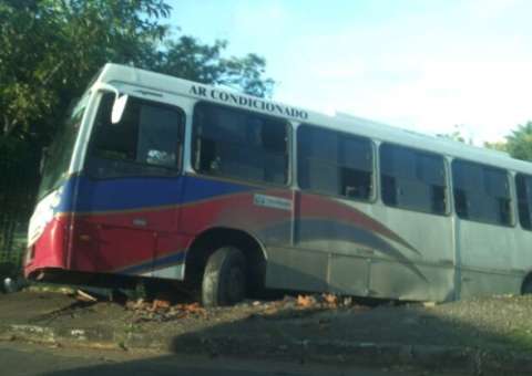 Ônibus perde a direção e invade CSU do Parque 10