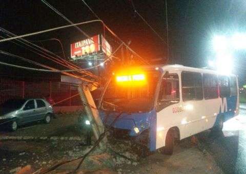 Ônibus executivo derruba poste na Cidade Nova e deixa semáforos sem funcionar