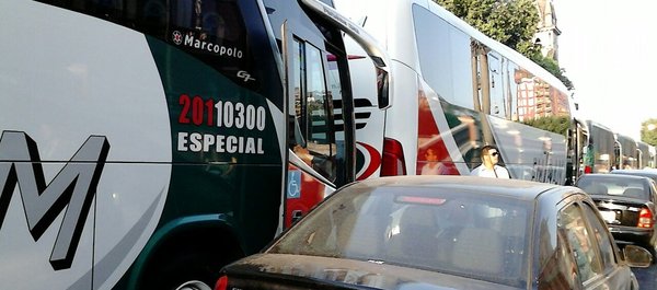 Ônibus de turistas interditam rua 10 de Julho
