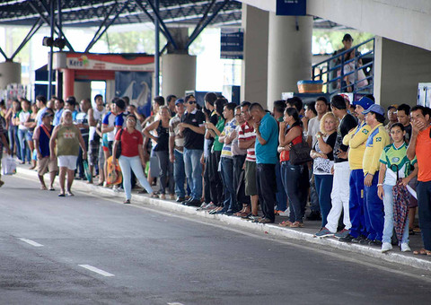 Greve de ônibus prejudica usuários