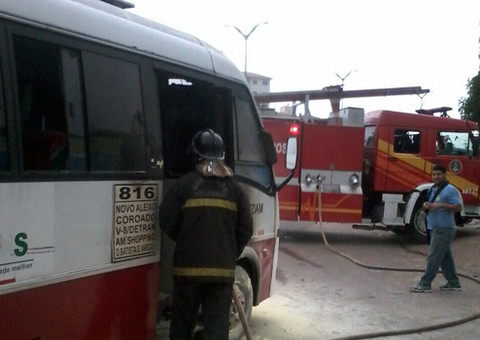 Executivo pega fogo na alameda Cosme Ferreira