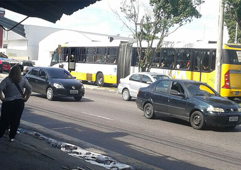 Motorista dirige ônibus com porta aberta