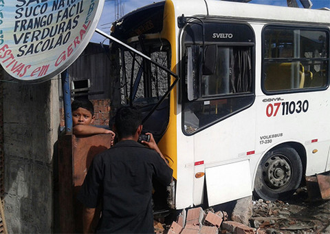 Ônibus perde controle, atropela motociclista e colide com casa