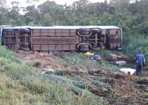 Ônibus tomba, 9 morrem e 27 saem feridos