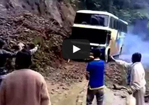 Ônibus tenta atravessar estrada da morte na Bolívia e o pior acontece