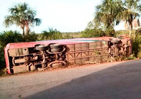 Mulher morre com o tombamento de um ônibus na BR-174