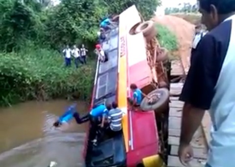 Transporte escolar tomba em igarapé