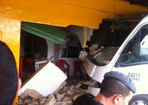 Micro-ônibus invade restaurante em Manaus
