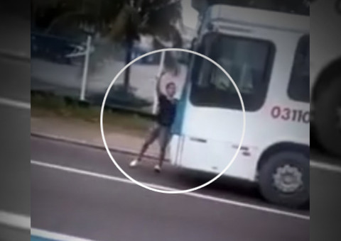 Usuário arrisca a vida e fica na frente de ônibus que não abriu a porta em Manaus