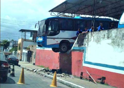 Ônibus fica preso em muro de empresa no Centro de Manaus