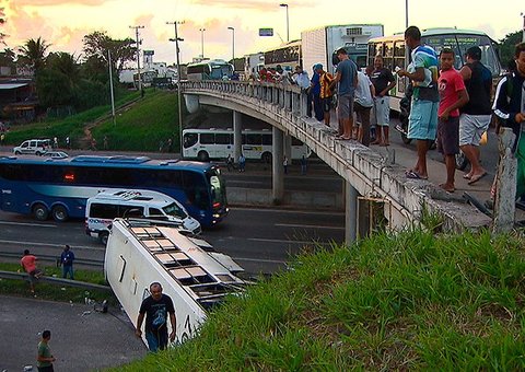 Ônibus tomba e cai de viaduto na Bahia. Veja imagens