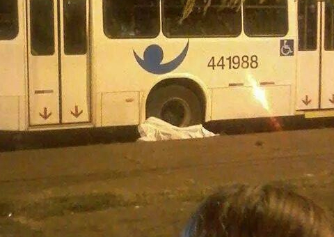 Homem desequilibra e é esmagado por ônibus