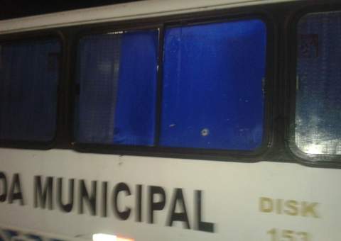 Ônibus da Guarda Municipal alvejado na Ponta Negra