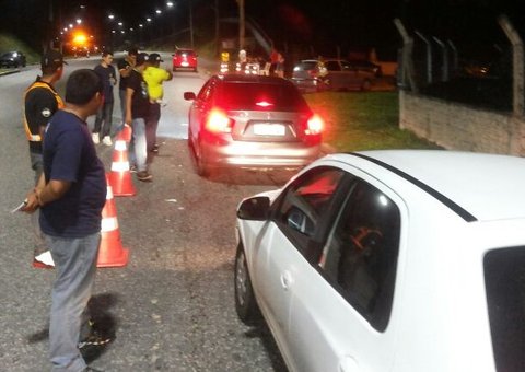 Operação do Detran apreende 20 carros na noite de terça-feira