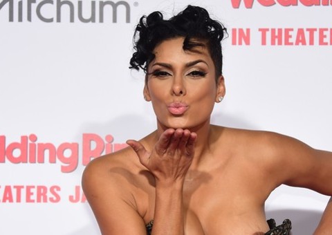 Ops! Laura Govan se descuida e deixa seios à mostra em première