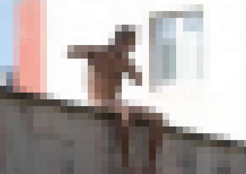 Artista protesta nu e corta parte das orelhas