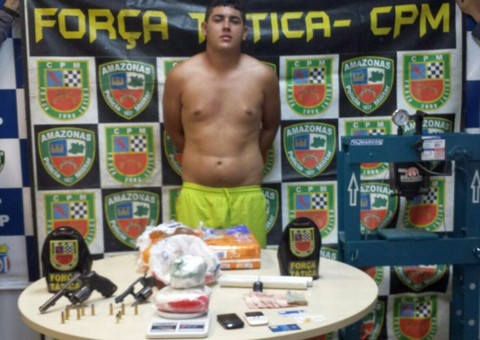 Traficante em carro roubado com drogas e armas a bordo é preso