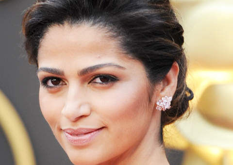 Camila Alves dá ‘troco’ em paparazzi nas ruas de Nova York