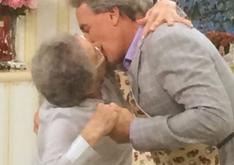 Otávio Mesquita dá beijo na boca de Palmirinha