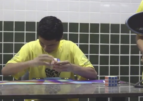 Amazonense com deficiência visual participa de campeonato de cubo mágico e é destaque