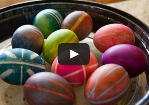 Com a páscoa chegando, inove e aprenda a decorar ovos de galinha usando elásticos