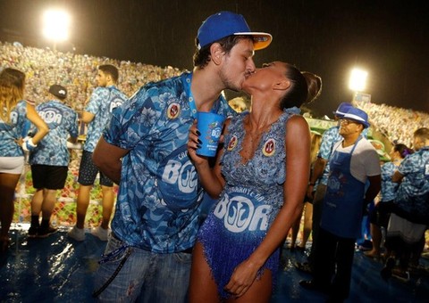 Após desfile, Sabrina Sato beija muito na Sapucaí