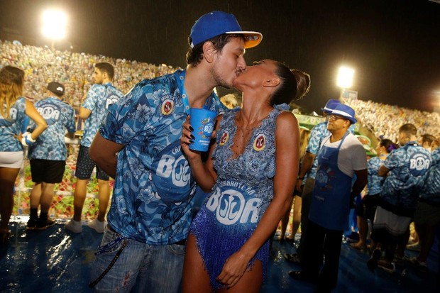 Após desfile, Sabrina Sato beija muito na Sapucaí