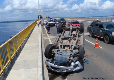  Picape capota sobre a Ponte Rio Negro. Três pessoas feridas