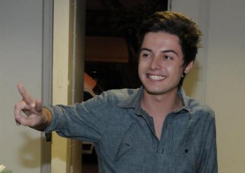 Após dar piti, vocalista do Restart se desculpa com fãs em rede social