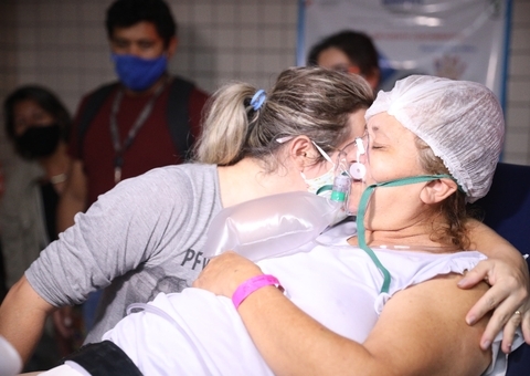 14 pacientes com Covid-19 são transferidos de Manaus para Maceió