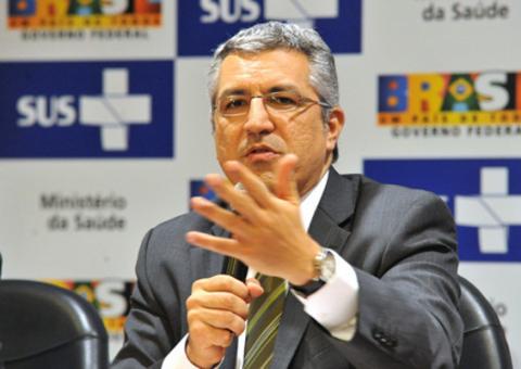 Padilha defende Mais Médicos e acusa entidades