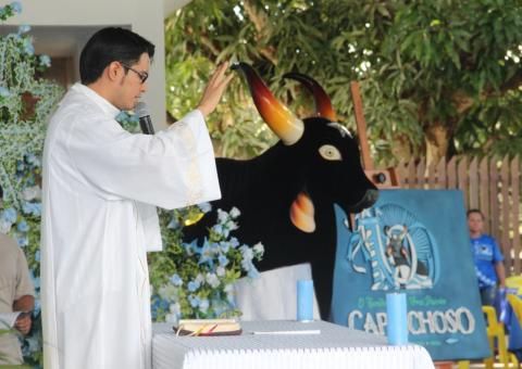  Padre Marcos Aurélio benze o boi duante missa em Parintins 