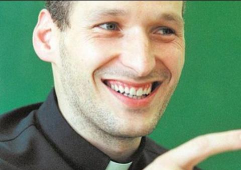 Papa Francisco alerta e pede que padre não pense em sua carreira, mas que ajude os pobres