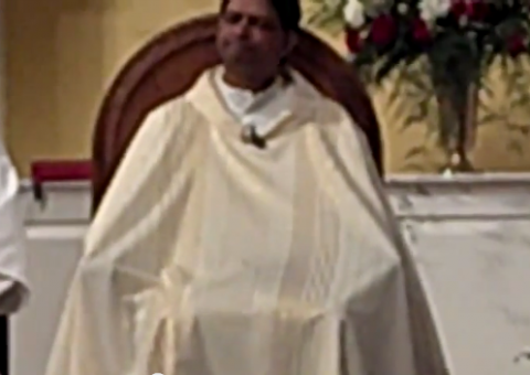 Flagra! Padre é filmado se masturbando em missa. Veja
