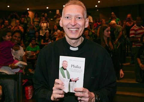 Sucesso com novo livro: Padre Marcelo Rossi admite depressão, “Estava ficando anoréxico”
