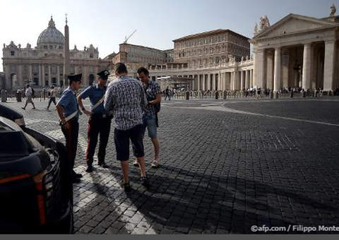 Padre italiano pedófilo se enforca na sacristia