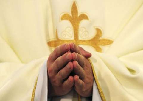 Padre é indiciado por estupro e tortura de três mulheres na França