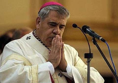 Padre espanhol escreve livro de auto-ajuda para mulheres com conselhos machistas 