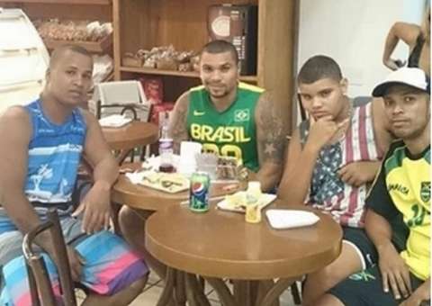Filho de Naldo se desespera ao saber da gravidez de Moranguinho