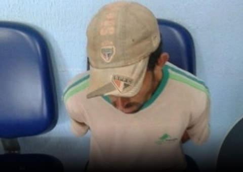 Mãe flagra marido abusando da filha em cima do sofá