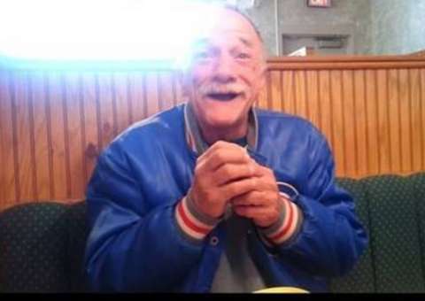 Pai rígido se emociona ao saber que vai ser avô