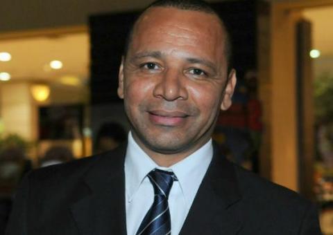 Casado, pai de Neymar sai de balada com duas loiras