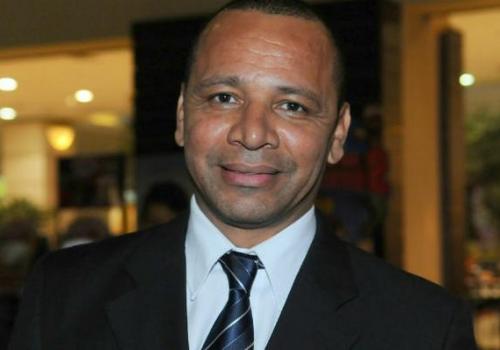 Casado, pai de Neymar sai de balada com duas loiras