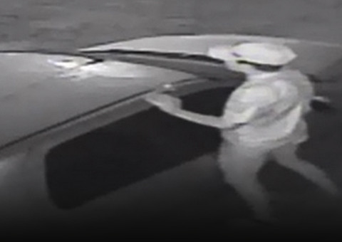 Jovem enlouquece e começa fazer 'amor' com carro no meio da rua