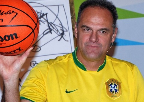 Palestra de Oscar Schmidt termina com insultos e abandono da plateia