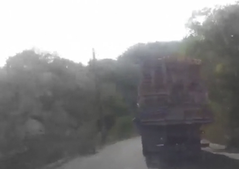 Alerta do leitor: Perigo no transporte de paletes em Manaus