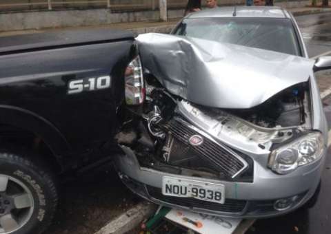 Em alta velocidade, Palio entra na traseira de S-10 no Coroado