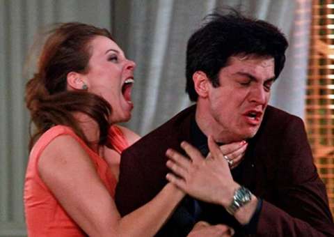 Paloma dá uma surra em Félix