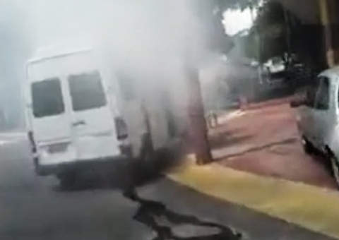 Incêndio em carro interrompe trânsito