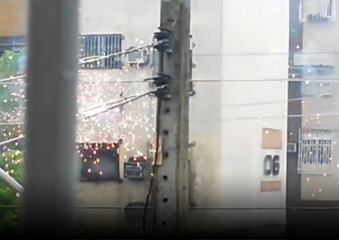 Cabos de alta tensão em curto circuito no Eldorado geram pânico. Veja o susto
